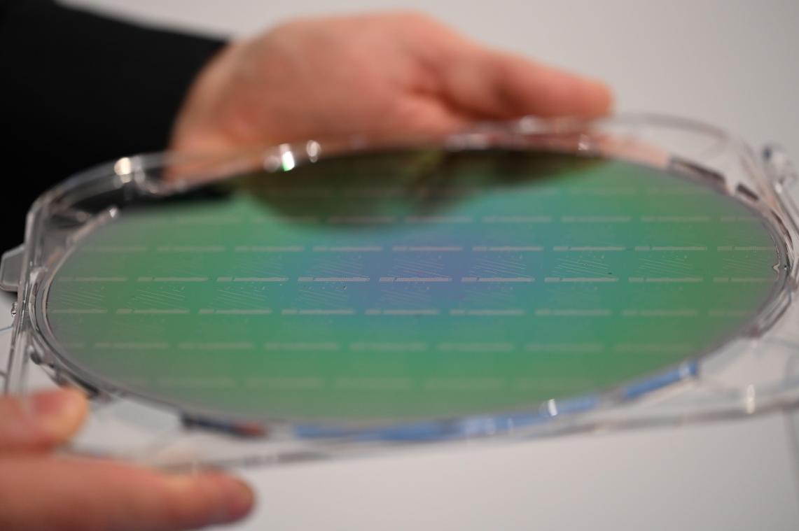<p>Die Beschichtung ist aus Graphen, also schwarz - daher der Firmenname Black Semiconductor.</p>