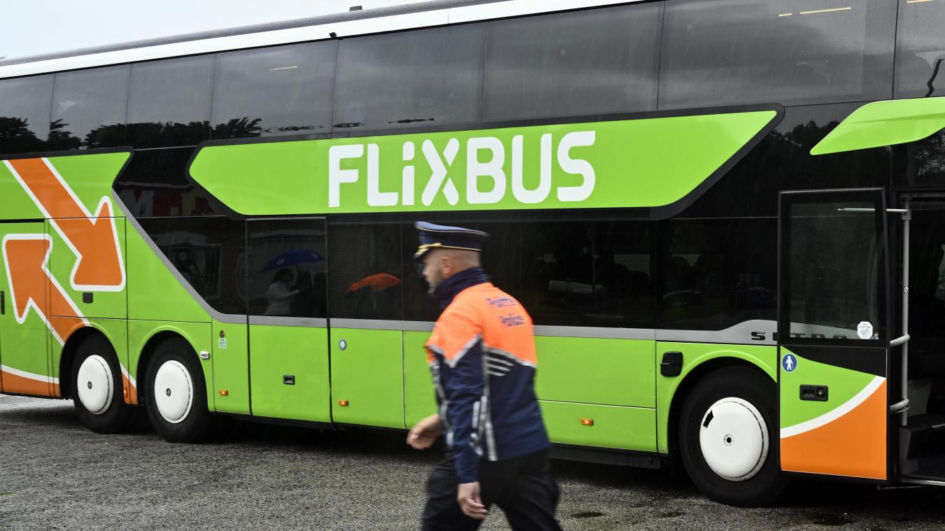 <p>Nachdem ein Busfahrer eine mutmaßliche Schusswaffe an Bord entdeckt hatte, stoppte die Polizei einen Flixbus auf der E40 bei Jabbeke.</p>