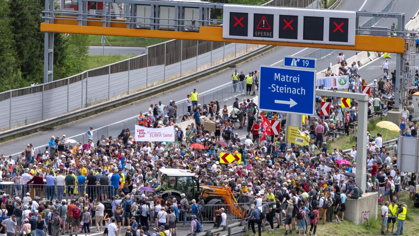 <p>Zahlreiche Menschen demonstrierten am Samstag auf der gesperrten Brennerautobahn.</p>