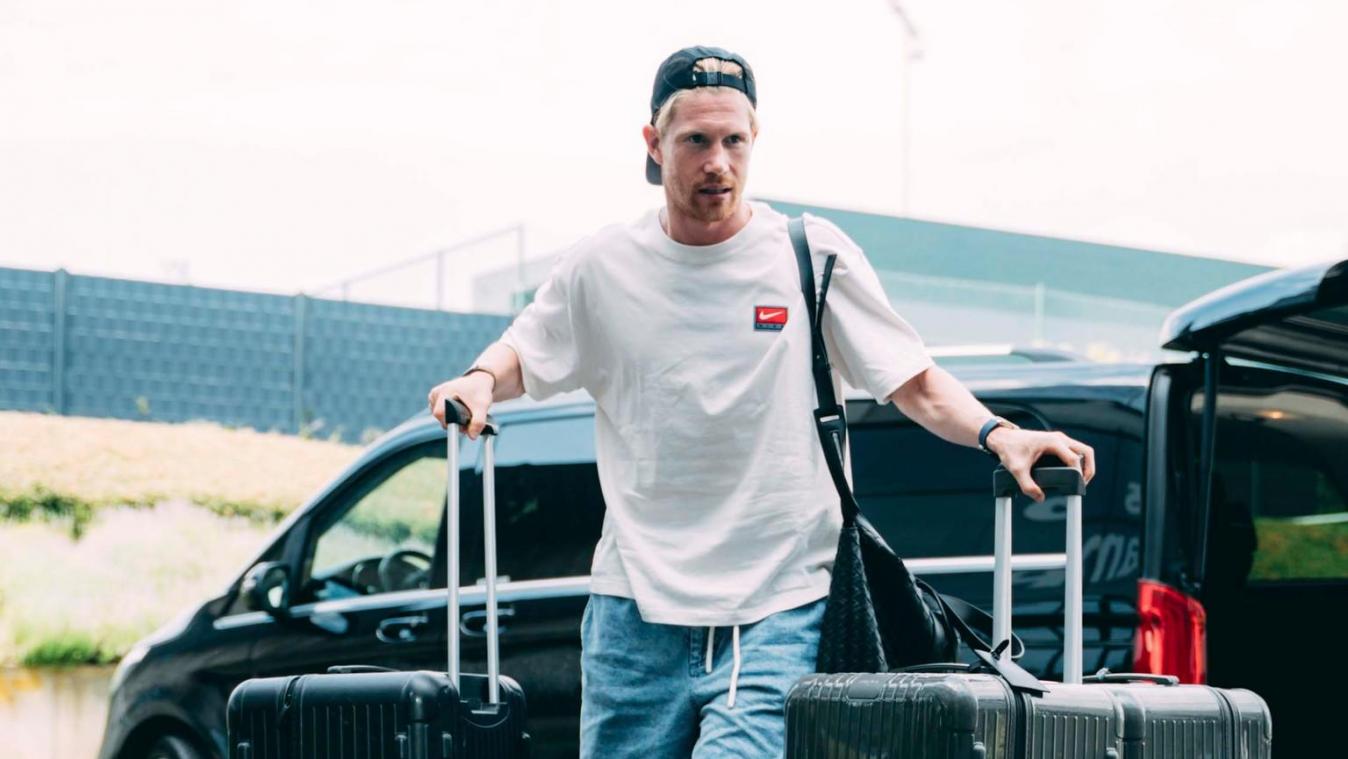 <p>Kapitän Kevin De Bruyne trifft mit seinem Gepäck im Basecamp der Roten Teufel in Tubize ein.</p>