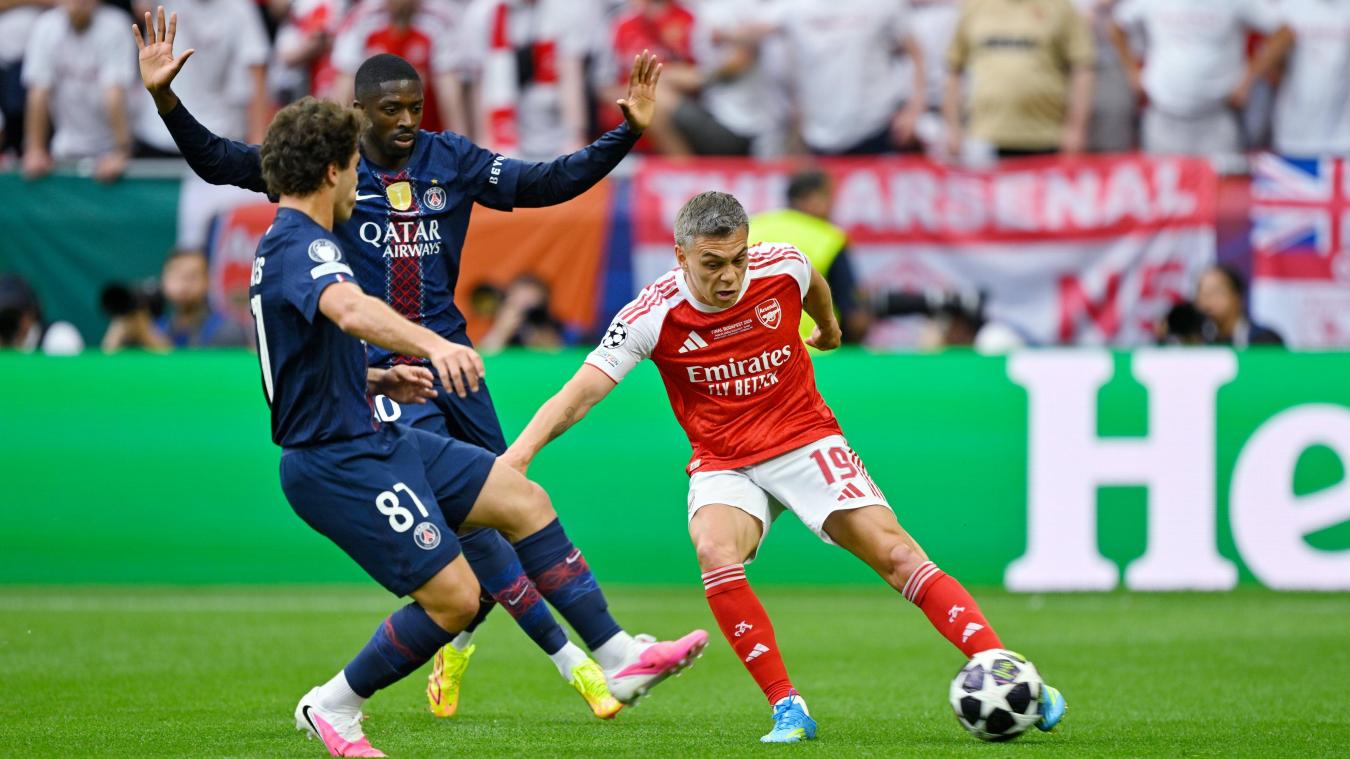 <p>Arsenals Leandro Trossard (rechts) setzt sich im Champions-League-Finale gegen die PSG-Spieler João Neves und Ousmane Dembélé durch.</p>