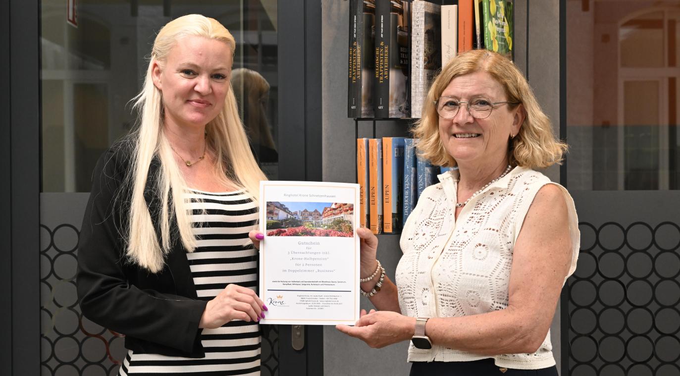 <p>GE-Media-Mitarbeiterin Caroline Bosch (links) überreichte Anne Reinartz (rechts) den Gutschein.</p>