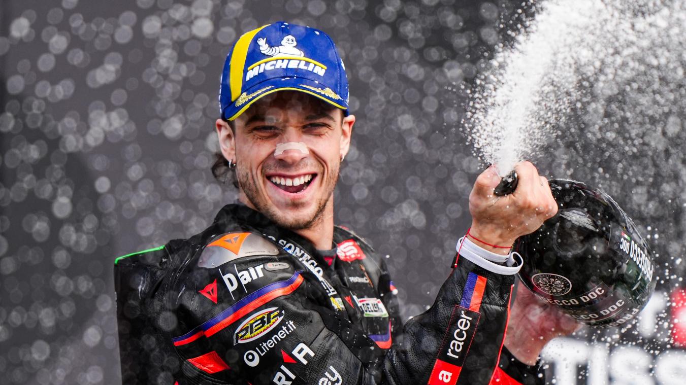 <p>Marco Bezzecchi von Aprilia Racing feiert seinen Sieg.</p>