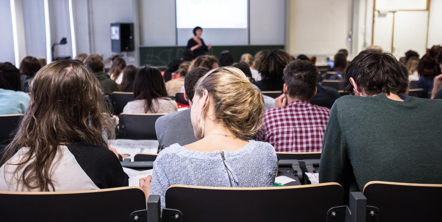 <p>Studenten verfolgen in einem Hörsaal in Brüssel eine Vorlesung. Laut einer Studie der VUB verbringen viele Studierende neben dem Studium immer mehr Zeit in Nebenjobs – bei einigen geht dies zulasten von Lernerfolg und Chancengleichheit.</p>