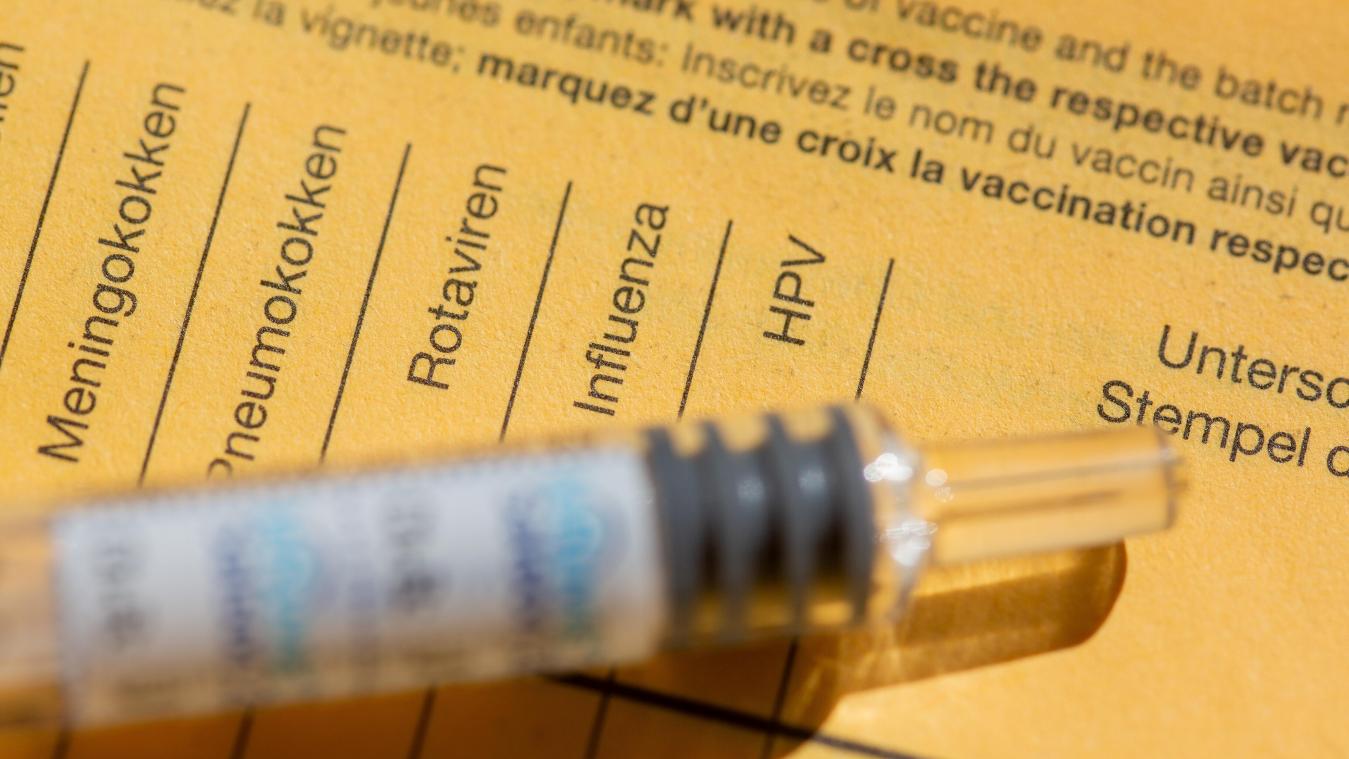 <p>Ein Eintrag im Impfpass erinnert an die HPV-Impfung: Eine neue Umfrage zeigt, dass viele Belgier die Risiken des Humanen Papillomavirus noch immer unterschätzen und dessen Zusammenhang mit verschiedenen Krebsarten nicht kennen.</p>