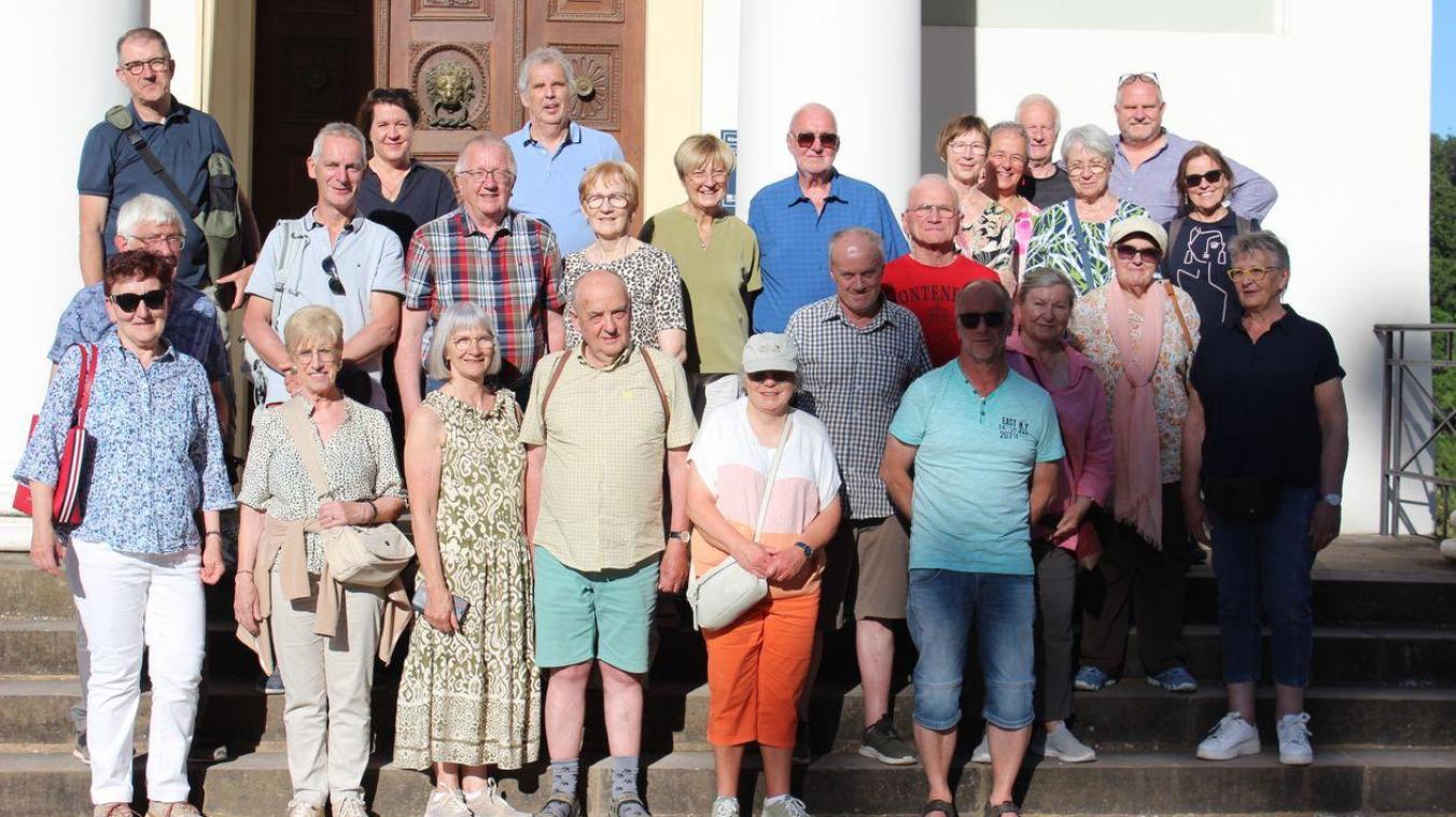 <p>Die ZVS-Delegation vor dem Römischen Haus im Park an der Ilm in Weimar</p>