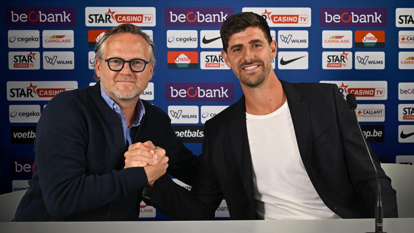 <p>Peter Croonen (links) posierte für die Medienvertreter mit Thibaut Courtois (rechts).</p>