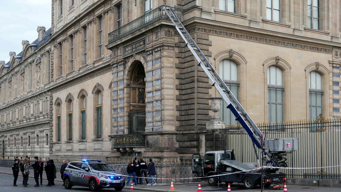 <p>Polizisten stehen im Oktober 2025 neben einem Möbelaufzug, mit dem Einbrecher in das Louvre-Museum am Quai François Mitterrand eindrangen.</p>