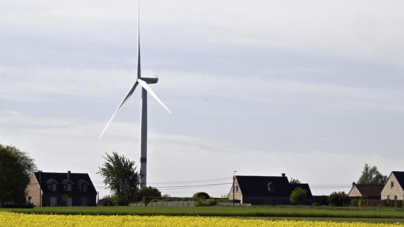 <p>Die Raumordnungsdebatte in der DG dreht sich auch um die Windkraft. Dabei geht es nicht nur um Energie- und Klimapolitik, sondern ebenso um Landschaftsschutz, Wohnqualität und die Frage, wie die Interessen von Anwohnern, Gemeinden und Investoren miteinander in Einklang gebracht werden. Dieses Foto zeigt eine Windkraftanlage nahe Wohnhäusern in Hannut.</p>