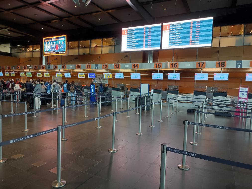 <p>Am Flughafen Brüssel-Charleroi blieben die Check-in-Schalter am Dienstag wegen des Streiks beim Flugsicherungsdienst Skeyes leer.</p>