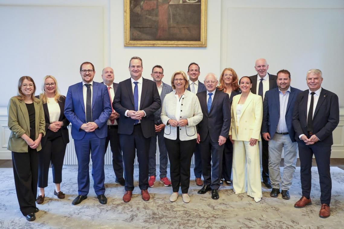 <p>Die Regierungen der Deutschsprachigen Gemeinschaft und des Saarlandes wollen ihre Zusammenarbeit in den Bereichen Bildung, Gesundheit, Kultur und Sport weiter ausbauen. Das Gruppenbild entstand beim Treffen in Mettlach.</p>