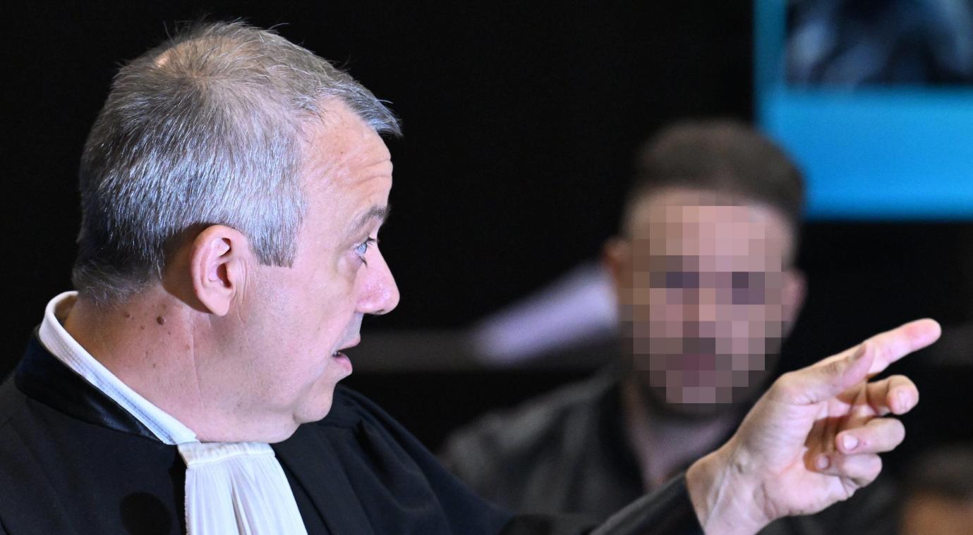 <p>Der Anwalt des Angeklagten Paolo Falzone (r.), Franck Discepoli, vor dem Geschworenengericht in Mons.</p>