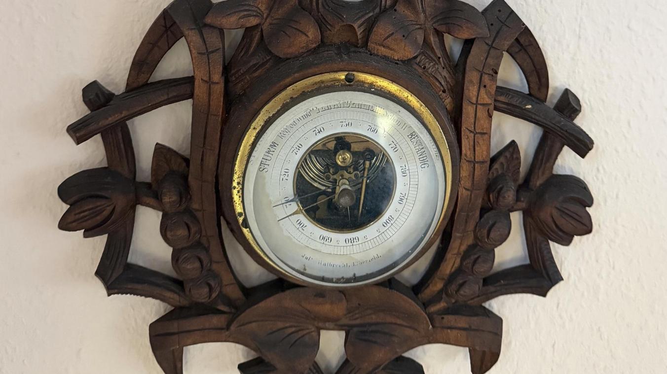 <p>Wohnzimmerbarometer aus der Zeit um 1890 bis 1900 aus Wuppertal-Elberfeld</p>