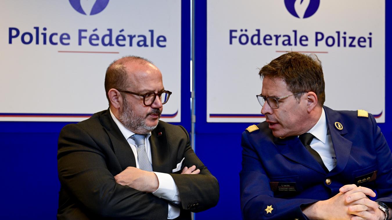<p>Minister Bernard Quintin (links) im Gespräch mit Polizeichef Eric Snoeck (rechts) bei einem Pressetermin in Brüssel im Mai 2025</p>