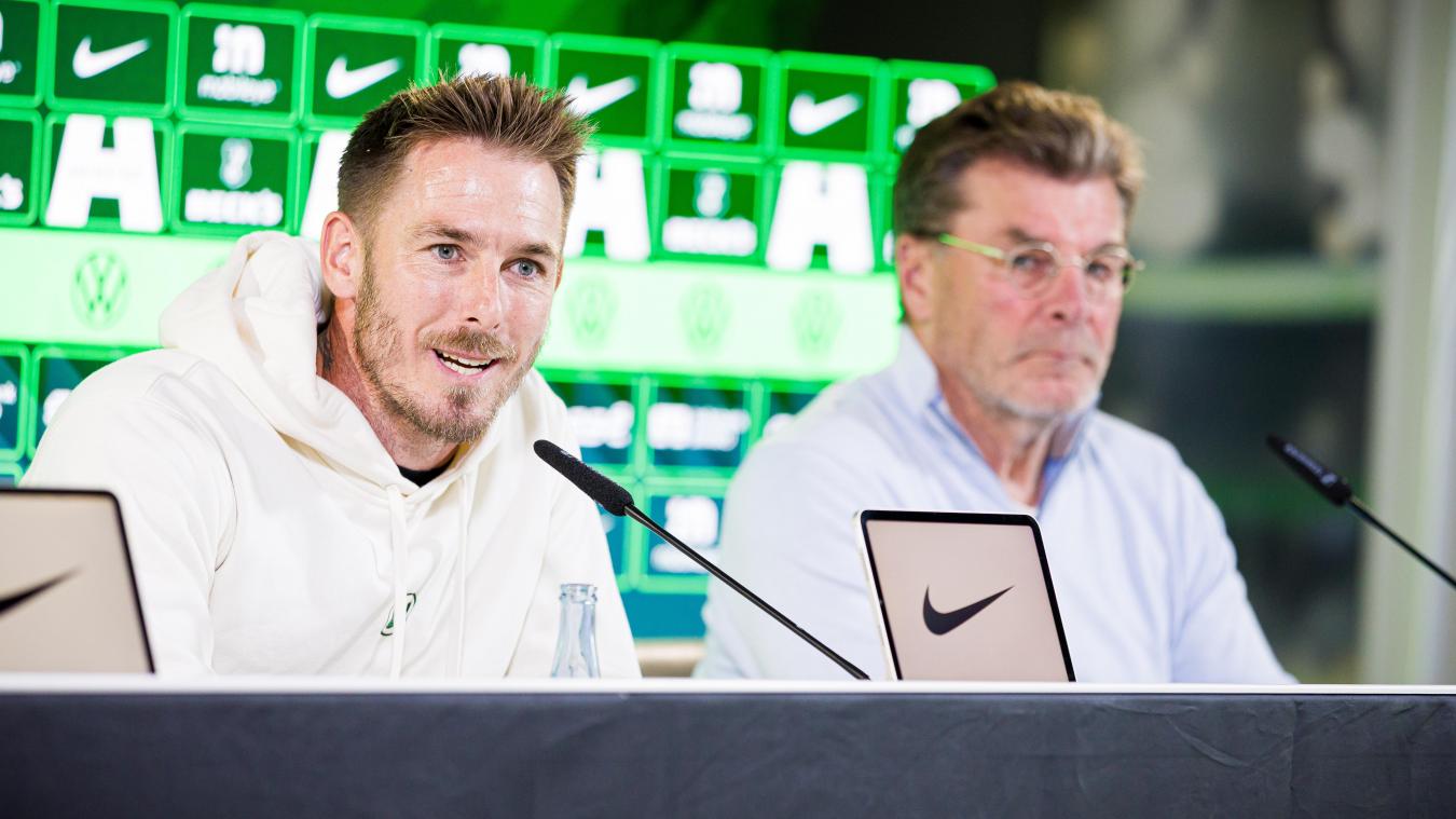 <p>Neu-Coach Tobias Strobl (links) und Dieter Hecking, Geschäftsführer Sport beim VfL Wolfsburg, sprechen während der Pressekonferenz am Donnerstag.</p>