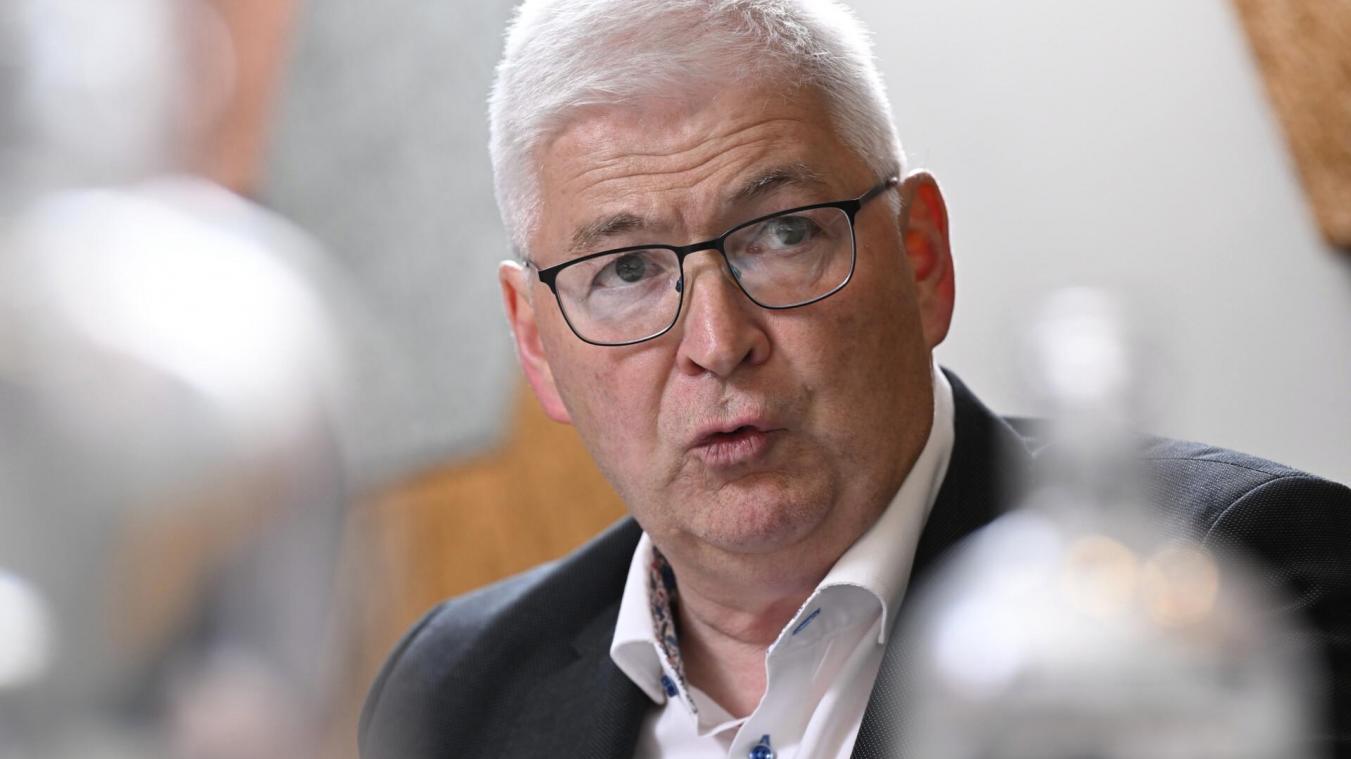 <p>Charles Servaty (Bild) befragt Ministerpräsident Oliver Paasch zur Abschaffung der Polizeiräte und zu möglichen Fusionen von Polizeizonen.</p>