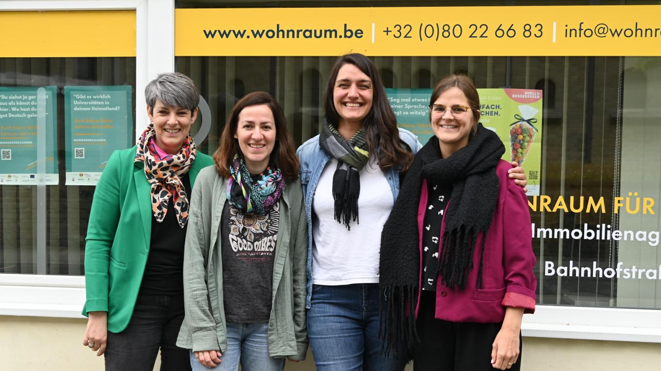 <p>Das Team von Wohnraum für Alle beschäftigt derzeit neun hauptamtliche Mitarbeitende und mehrere ehrenamtliche Helfer. Geschäftsführerin Inga Voss (2.v.r.) und Sozialassistentin Katharina Henkes (2.v.l.) machen deutlich, dass die Nachfrage groß bleibt, während neue Wohnungen kaum hinzukommen. Zu sehen sind außerdem Gaby Jost (l.) und Samira Thommen (r.).</p>