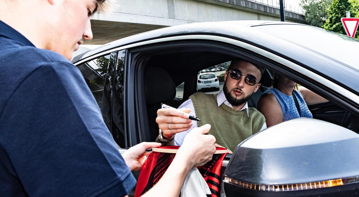 <p>Zeno Debast schreibt Autogramme für Fans der Roten Teufel. Der Verteidiger trainierte vor dem Testspiel gegen Tunesien weiterhin individuell und kämpft gegen seine Oberschenkelverletzung.</p>