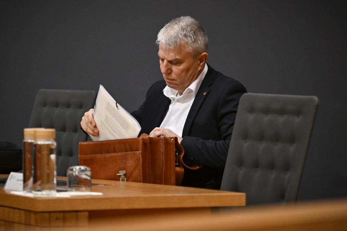 <p>Medienminister Gregor Freches verteidigte im Parlament die Anpassung des Mediendekrets an neue europäische Vorgaben. Künftig erhält der Medienrat zusätzliche Aufgaben unter anderem bei Medienfreiheit, politischer Werbung, Medienaufsicht und Künstlicher Intelligenz.</p>