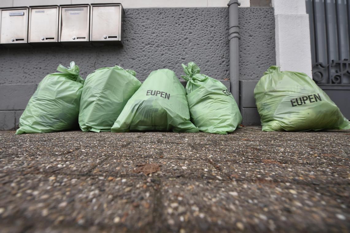 <p>Alleine aus praktischen Gründen möchte die Stadt Eupen bei der Entsorgung weiterhin auf Müllsäcke statt auf Tonnen setzen: In vielen Haushalten gibt es keinen Platz, um mehrere Mülltonnen unterzubringen.</p>
