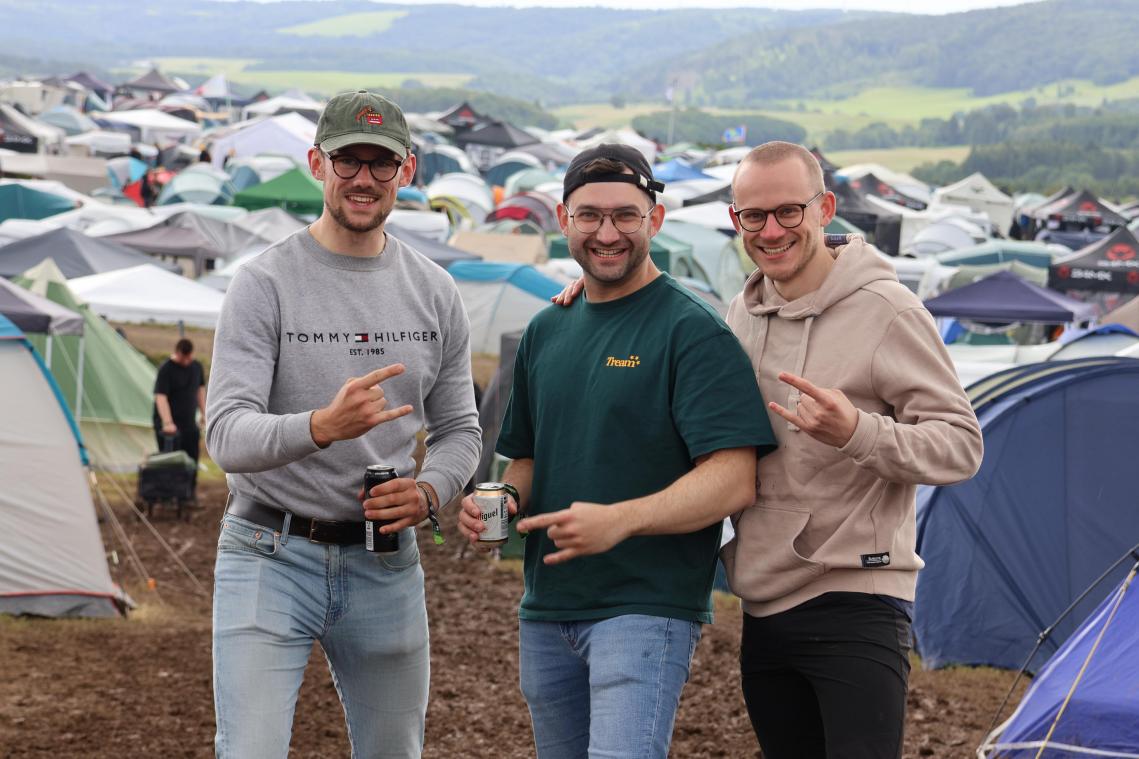 <p>Der Ketteniser Cédric Havenith (Mitte) mit seinen Kumpels Robin (l.) und Vincent (r.) aus Bonn: Die Truppe ist zum zweiten Mal bei Rock am Ring dabei.</p>