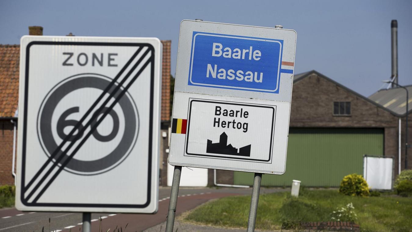 <p>Seit 2023 gelangte das Material über Zwischenhändler zu zwei Händlern in Belgien. Diese sollen das Salz weiterverkauft, auf Feldern verteilt und teilweise unter abgerissenen Stallanlagen und Ackerflächen in der Umgebung von Baarle-Nassau vergraben haben.</p>