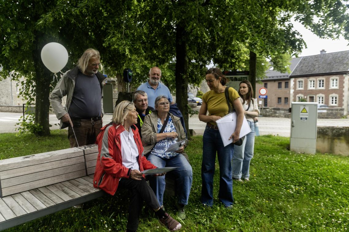 <p>Der Rundgang liefert viel Hintergrundwissen zur Architektur in Raeren. Die Bänke vor den Häusern und in den Gärten spielen dabei eine entscheidende Rolle.</p>