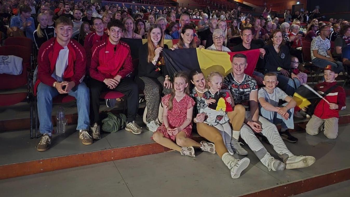<p>Freunde, Familie und Bekannte unterstützten das Duo vor Ort.</p>