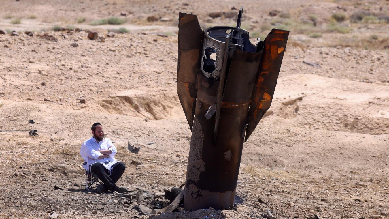 <p>Ein ultraorthodoxer israelischer Jude betrachtet das Wrack einer Rakete, die nach einem iranischen Angriff nahe der Stadt Jericho im Westjordanland aus dem Boden ragt.</p>