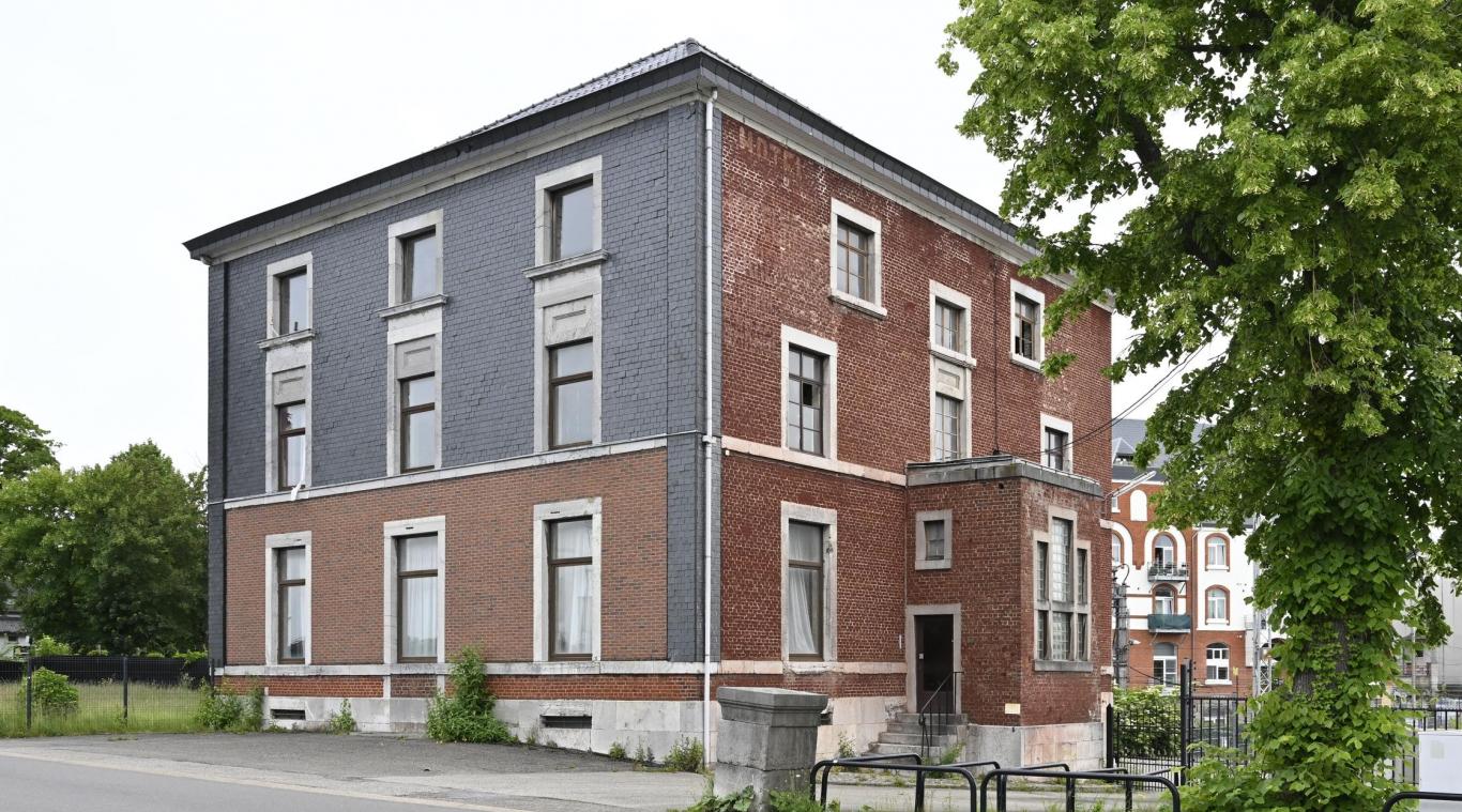 <p>Das ehemalige Hotel Herren in Herbesthal soll künftig eine Zahnarztpraxis und fünf Wohneinheiten beherbergen. Im Lontzener Gemeinderat sorgte die genehmigte neue Verkleidung des Gebäudes für Diskussionen.</p>