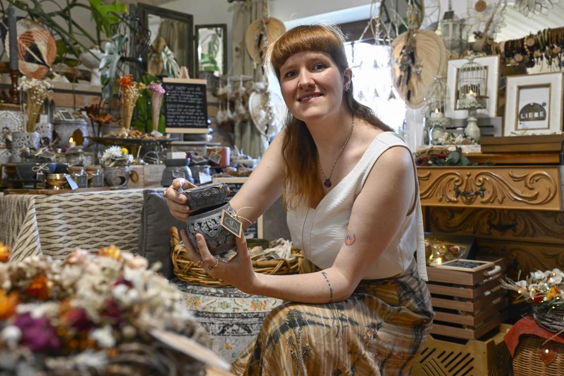 <p>Viele Kerzen, Tees und Düfte produziert Aline Schiepers selbst. Andere Artikel für ihren Laden wählt sie „mit viel Liebe“ aus.</p>