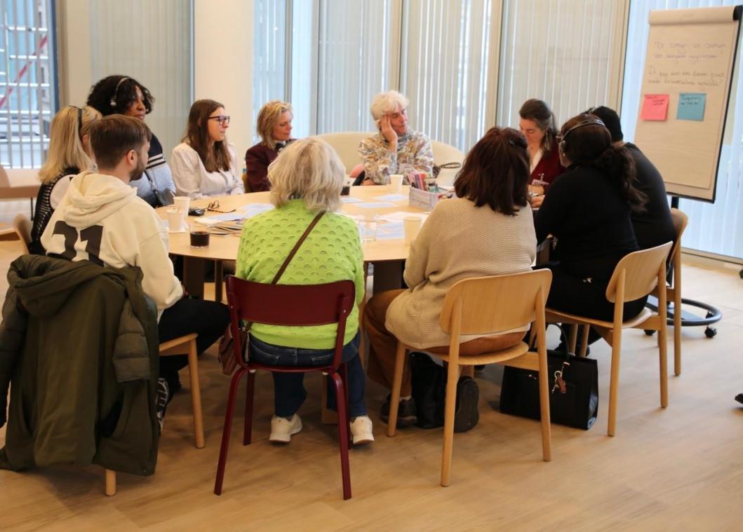 <p>Eine Diskussionsgruppe des Bürgerforums, zu der auch Kelly Zimmermann aus Raeren (4.v.l.) gehörte</p>