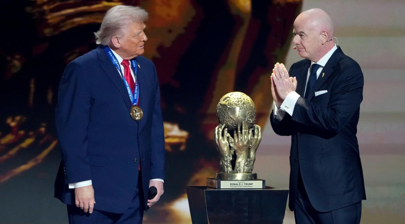 <p>Der Gipfel der „Bromance“ zwischen Donald Trump und Gianni Infantino: der FIFA-Friedenspreis für den US-Präsidenten</p>
