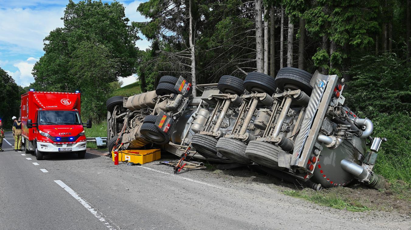 <p>Im Zuge der Bergung mussten die Fäkalien aus dem verunglückten Lkw abgepumpt werden.</p>