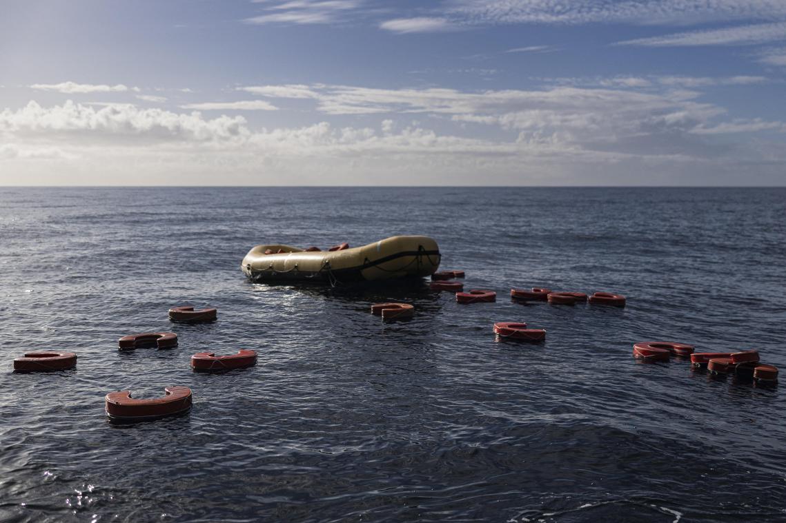 <p>Ein verlassenes Schlauchboot und Rettungswesten im Mittelmeer: Der EU-Migrationspakt soll die Kontrolle an den Außengrenzen verschärfen und Asylverfahren beschleunigen.</p>