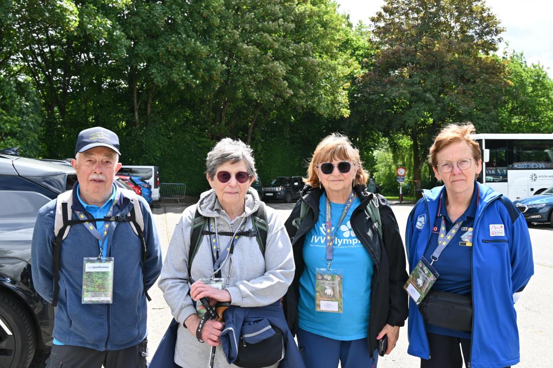 <p>Die 54-köpfig Gruppe um Eliane (2.v.l.) und Lisiane (2.v.r.) ist für mehrere Tage nach Worriken gereist.</p>