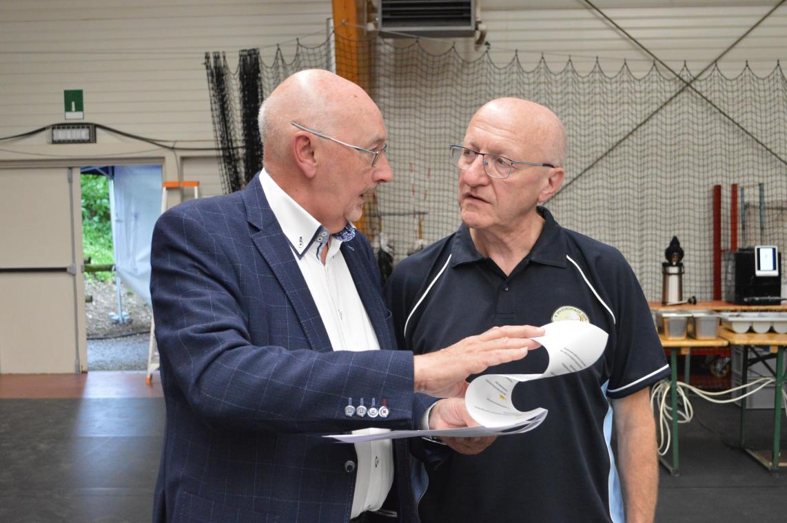 <p>Emil Dannemark (r.) im Gespräch mit Erwin Franzen, der die Eröffnungsfeier moderiert hat.</p>