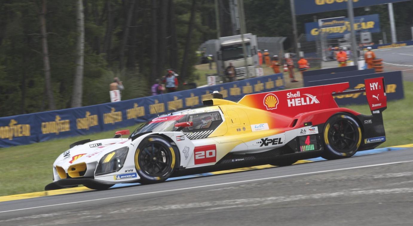 <p>Eines der beiden Hypercars von BMW Motorsport beim Training zu den 24h Le Mans.</p>