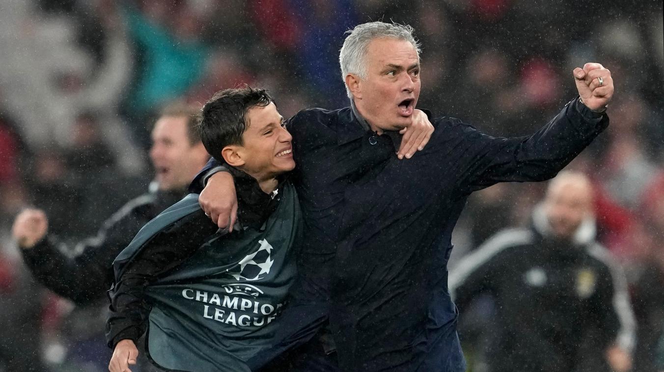 <p>Jose Mourinho (r)</p>