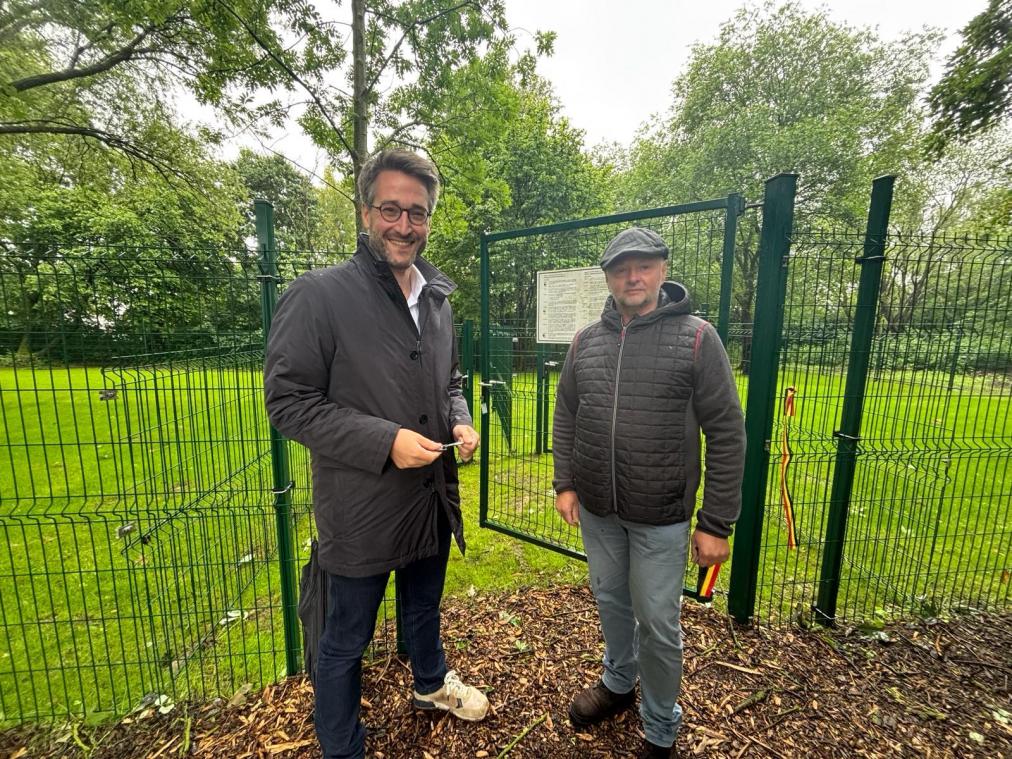 <p>Daniel Hilligsmann (l.) und Raymond Lenaerts freuen sich über die neue Hundewiese.</p>