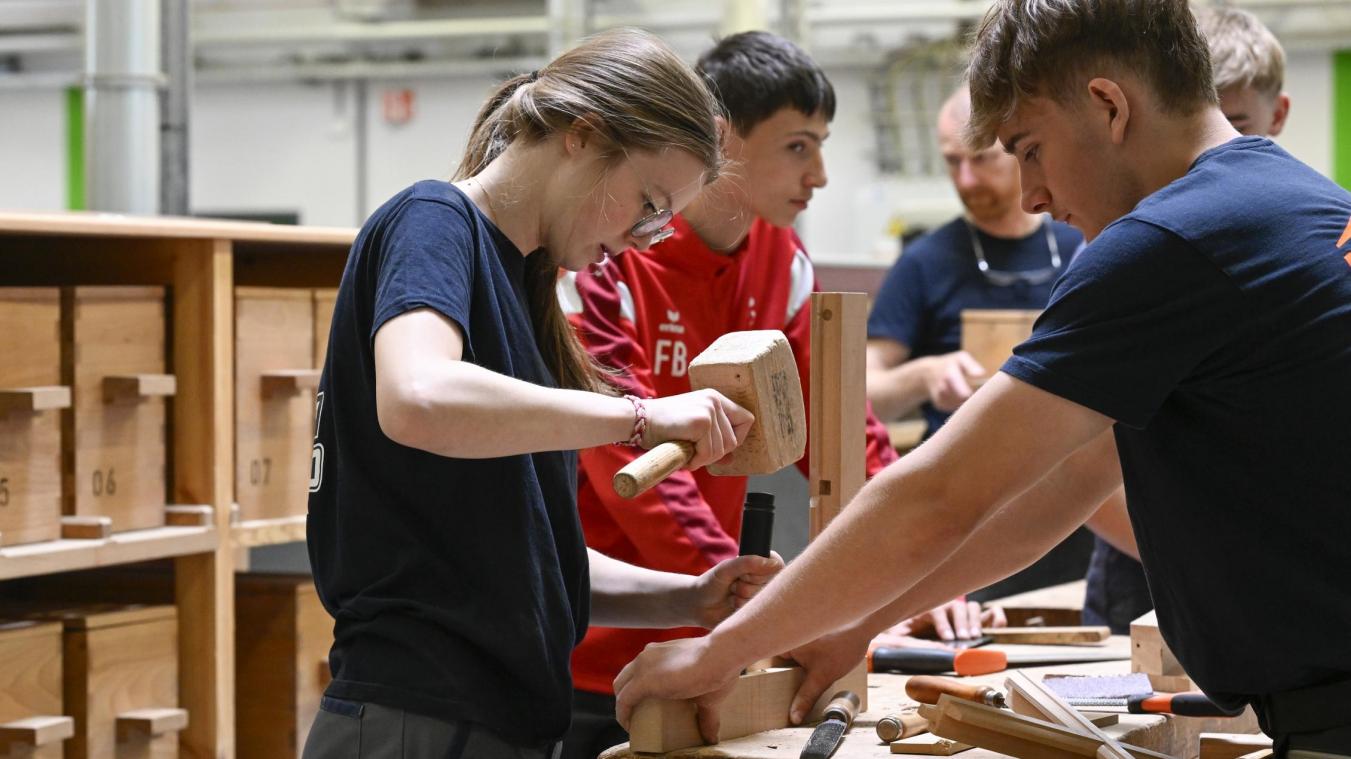 <p>Zwischen Werkbank, Hammer und Holzspänen: In der 4. Klasse TB Holztechnik des RSI in Eupen arbeiten Jungen und Mädchen Seite an Seite. Der Anteil der Schülerinnen ist in den vergangenen Jahren deutlich gestiegen.</p>