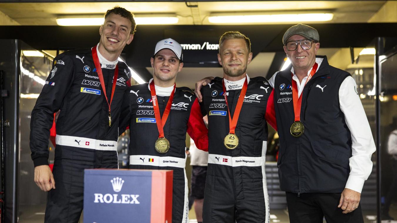 <p>Die BMW-Fahrerkollegen Kevin Magnussen und Raffaele Marciello sowie WRT-Teamchef Vincent Vosser freuen sich mit Dries Vanthoor (2.v.l.) über den Sieg bei der Hyperpole in Le Mans.</p>