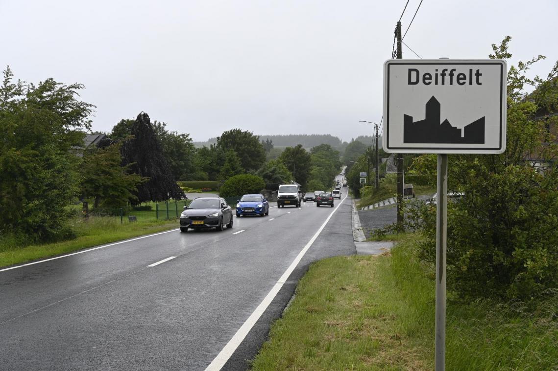 <p>Anwohner klagen über zu schnelles Fahren auf der langen Geraden durch Deiffelt.</p>