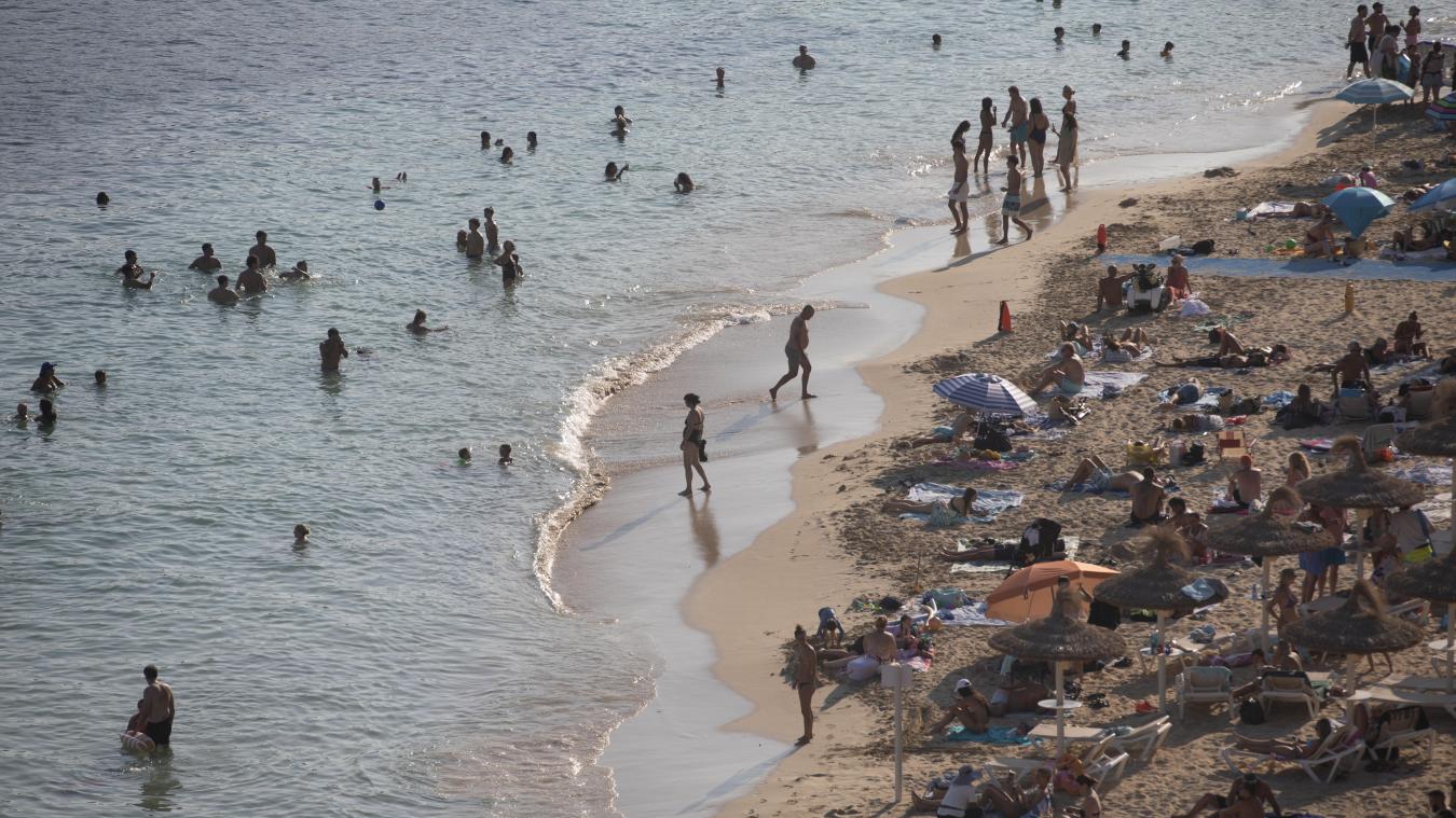 <p>Menschen schwimmen und sonnen sich in Cala Portals auf Mallorca.</p>