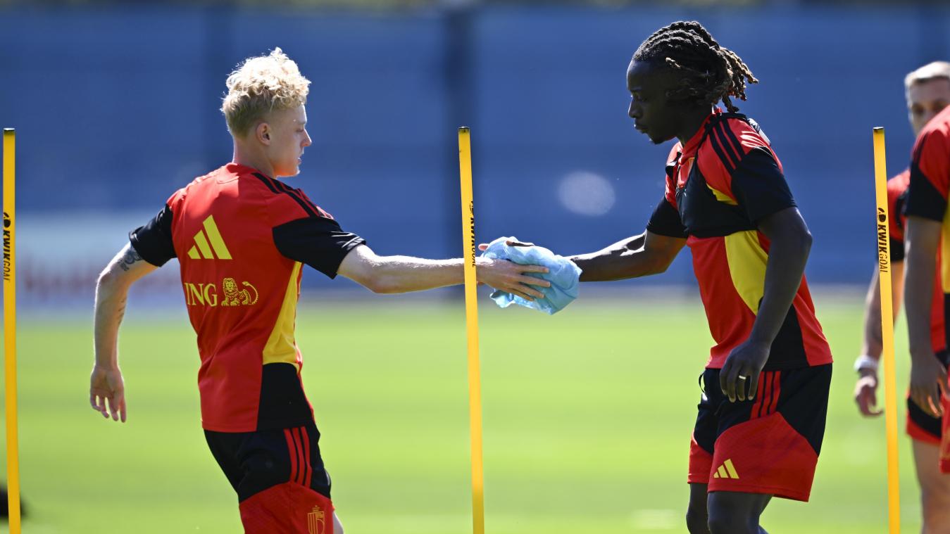 <p>Joaquin Seys (links) und Jérémy Doku im Training der Roten Teufel in Renton: Der Brügger Außenverteidiger schwärmte vom Manchester-City-Star und sieht ihn bereits „auf dem allerhöchsten Niveau“.</p>
