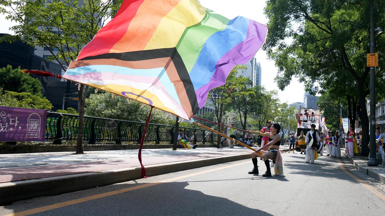 <p>Ein Teilnehmer schwenkt vor einer Parade im Rahmen des 27. Seoul Queer Culture Festivals eine Fahne.</p>