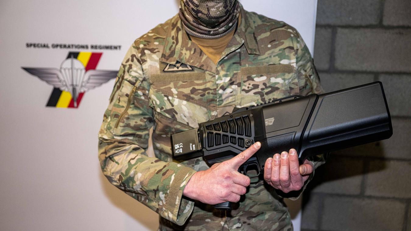 <p>Ein Soldat der belgischen Armee präsentiert einen sogenannten Jammer, mit dem die Funkverbindung von Drohnen gezielt gestört werden kann.</p>