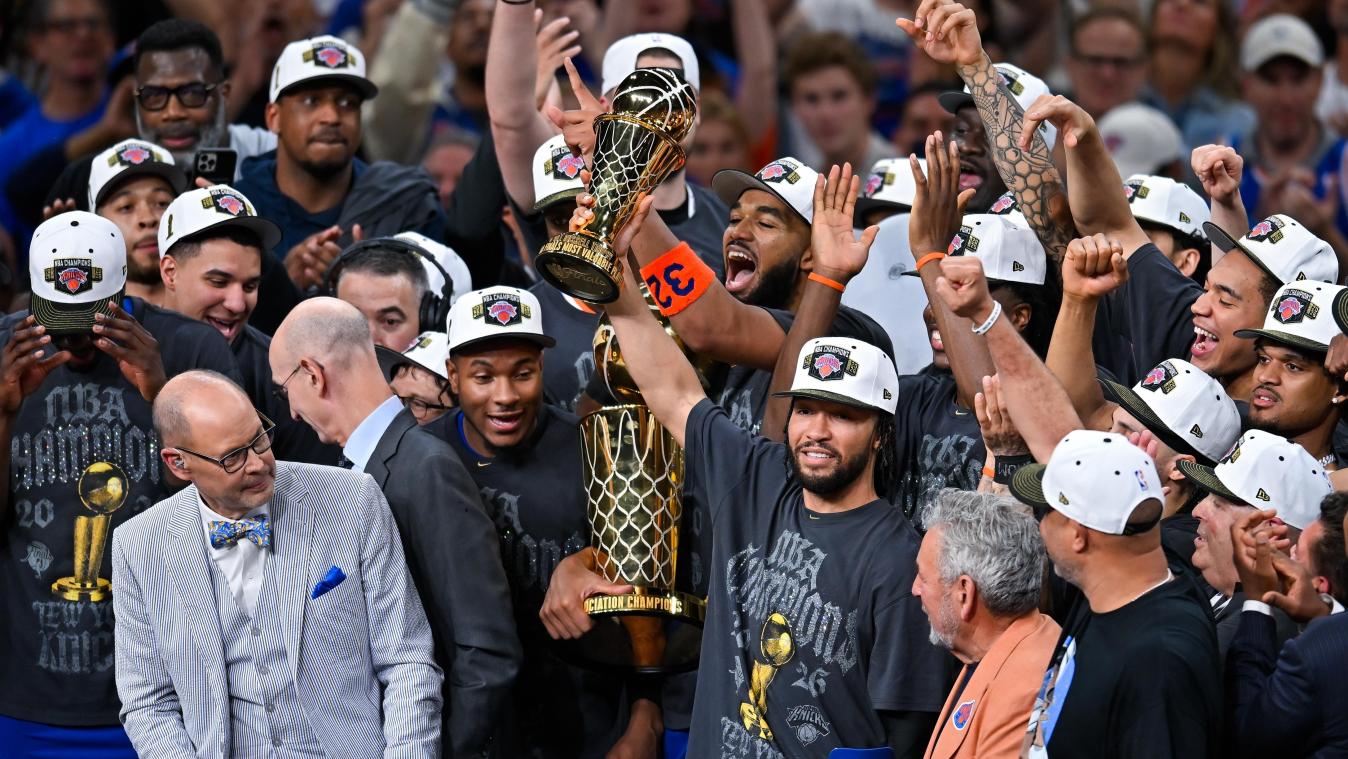 <p>Die New York Knicks feiern mit der Larry-O'Brien-Meisterschaftstrophäe, nachdem sie die San Antonio Spurs besiegt haben.</p>