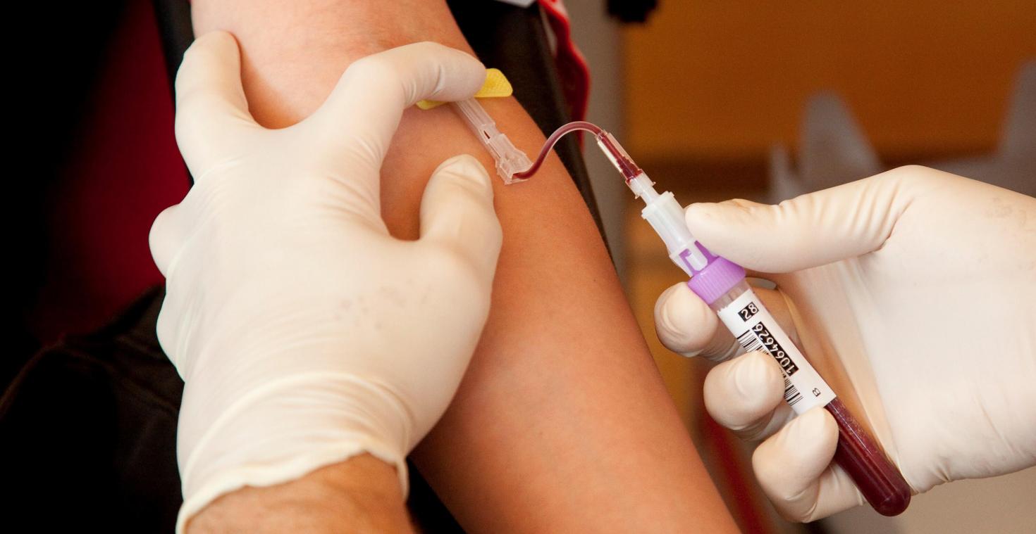<p>Vor einer Bluttransfusion wird einem Patienten immer Blut entnommen. Es wird auf verschiedene Werte untersucht, um das Blut zu finden, dass mit dem des Patienten weitgehend kompatibel ist.</p>