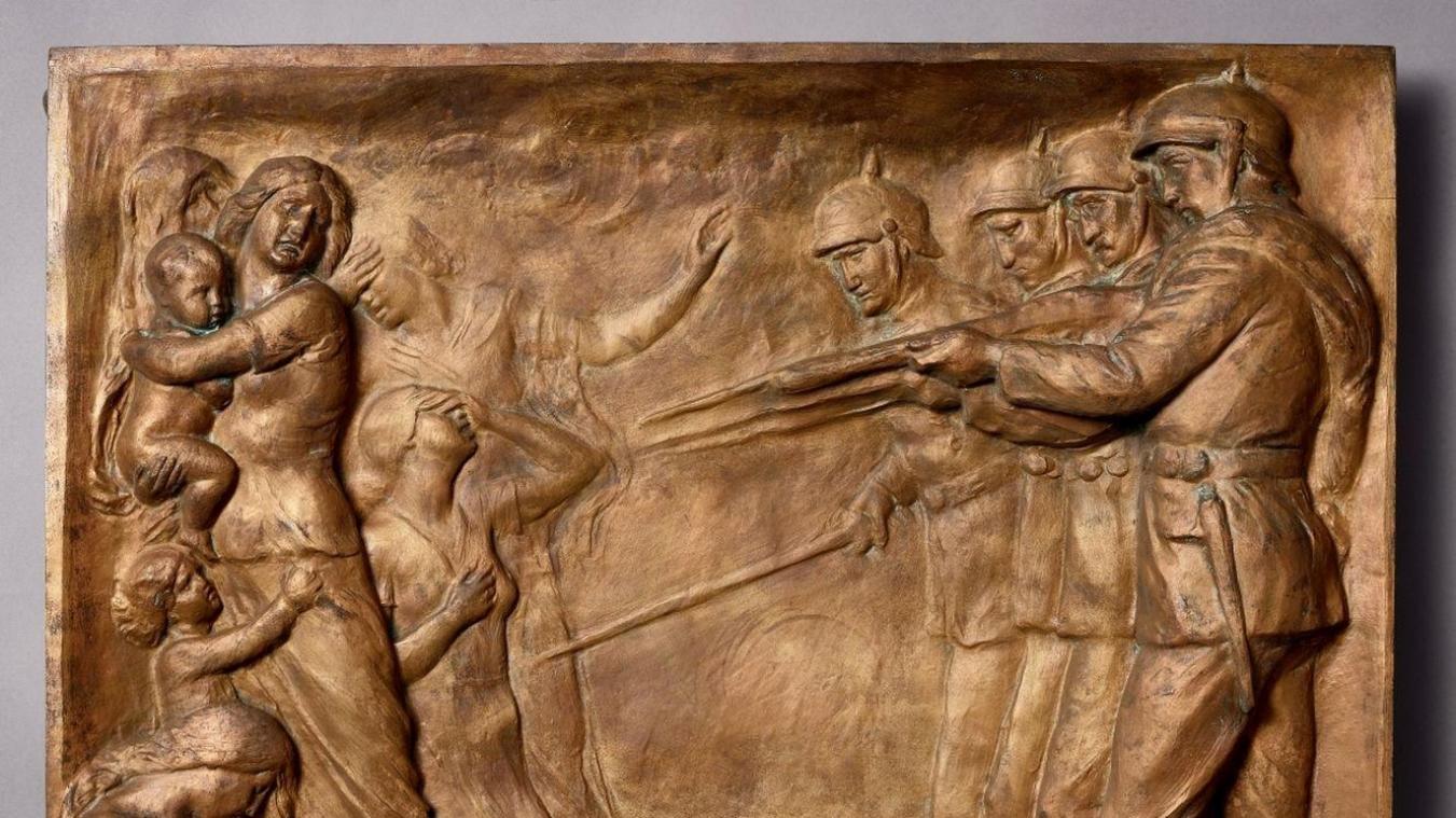 <p>Relief von Frans Huygelen „Zur Erinnerung an Dinant“, um 1927, Bronze</p>